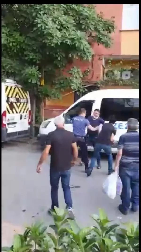 (Ek bilgiyle) Sancaktepe'de dehşet anları; annesini darbedip, silah doğrulttu