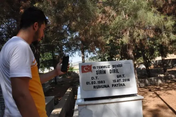 ŞEHİT OĞLUNUN MEZARINI CEP TELEFONUNDAN GÖRÜP, DUA ETTİ ŞEHİT OĞLUNUN MEZARINI CEP TELEFONUNDAN GÖRÜP, DUA ETTİ