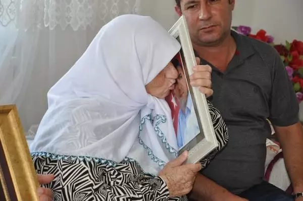 ŞEHİT OĞLUNUN MEZARINI CEP TELEFONUNDAN GÖRÜP, DUA ETTİ