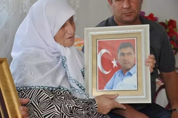 ŞEHİT OĞLUNUN MEZARINI CEP TELEFONUNDAN GÖRÜP, DUA ETTİ