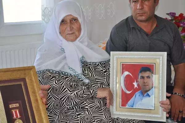 ŞEHİT OĞLUNUN MEZARINI CEP TELEFONUNDAN GÖRÜP, DUA ETTİ