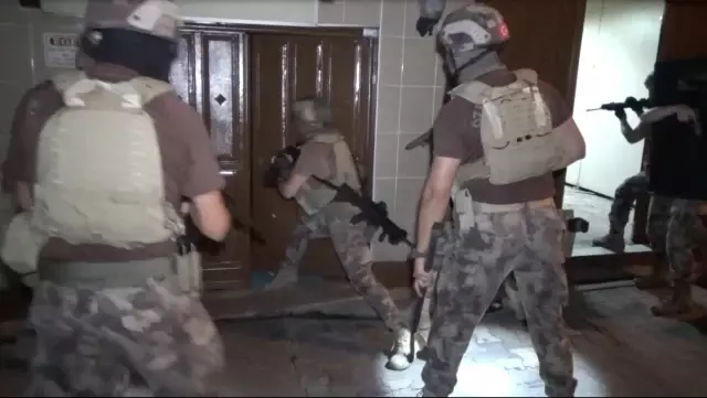 Suç örgütü operasyonunda polisin tel kafeste rehin tutulan 2 kişiyi kurtarması kameraya yansıdı Suç örgütü operasyonunda polisin tel kafeste rehin tutulan 2 kişiyi kurtarması kameraya yansıdı