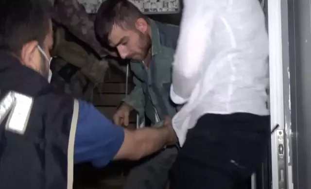 Suç örgütü operasyonunda polisin tel kafeste rehin tutulan 2 kişiyi kurtarması kameraya yansıdı