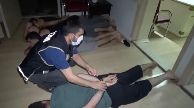 Suç örgütü operasyonunda polisin tel kafeste rehin tutulan 2 kişiyi kurtarması kameraya yansıdı