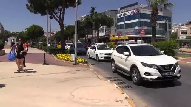 Tatil merkezleri ve kara yollarında trafik yoğunluğu yaşanıyor