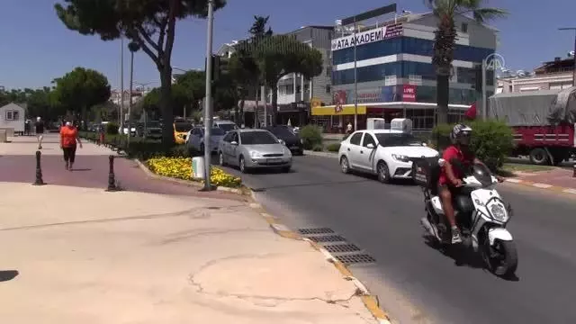 Tatil merkezleri ve kara yollarında trafik yoğunluğu yaşanıyor