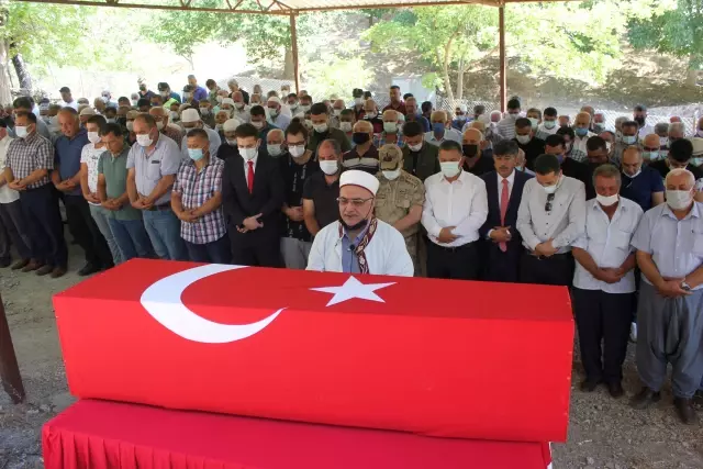 Tunceli'deki trafik kazasında yaşamını yitiren uzman çavuşun cenazesi defnedildi Tunceli'deki trafik kazasında yaşamını yitiren uzman çavuşun cenazesi defnedildi