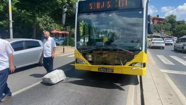 ÜSKÜDAR'DA AKÜLÜ ARABAYLA YOLUN KARŞISINA GEÇERKEN OTOBÜSÜN ÇARPTIĞI ENGELLİ YARALANDI