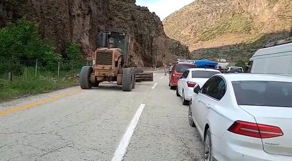 Yola düşen kayalar trafiği kapattı