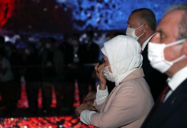 15 Temmuz Demokrasi Müzesi'nde duygu dolu anlar! Erdoğan çifti gözyaşlarına hakim olamadı