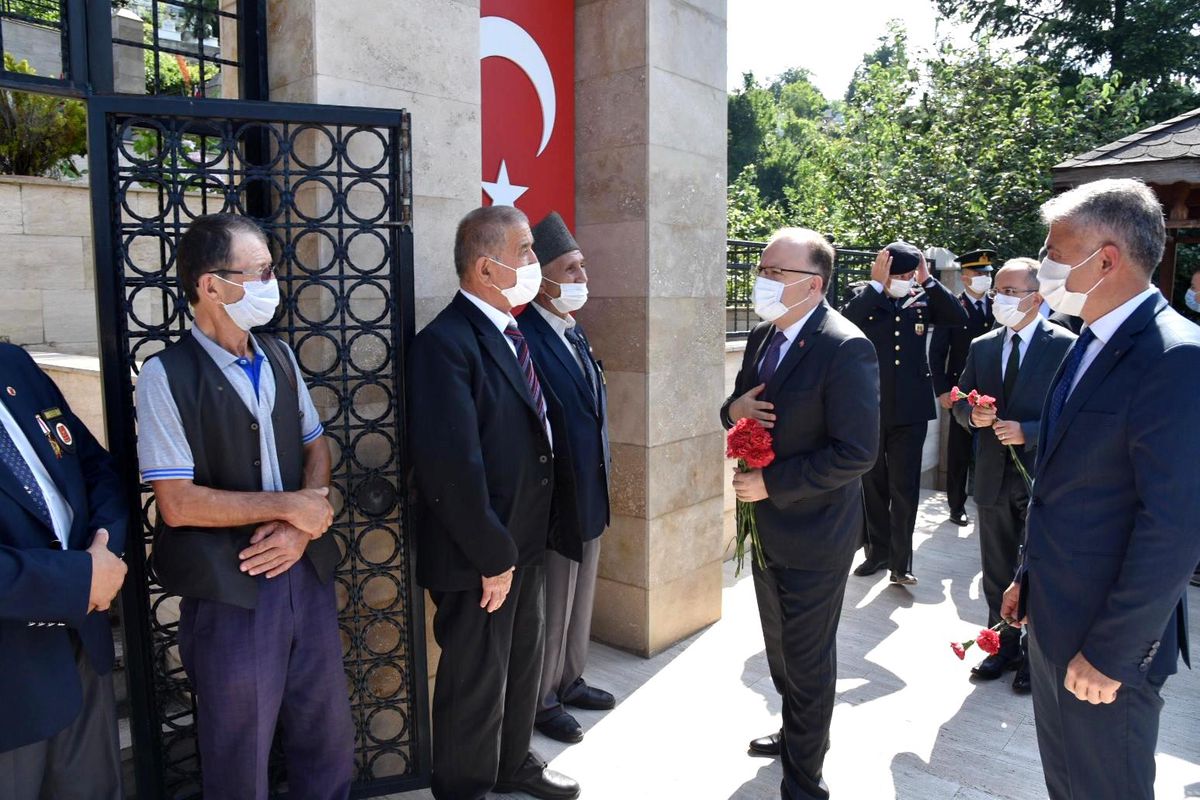 '15 Temmuz Demokrasi ve Milli Birlik Günü'nde Aziz Şehitlerimizin Kabirleri Ziyaret Edildi