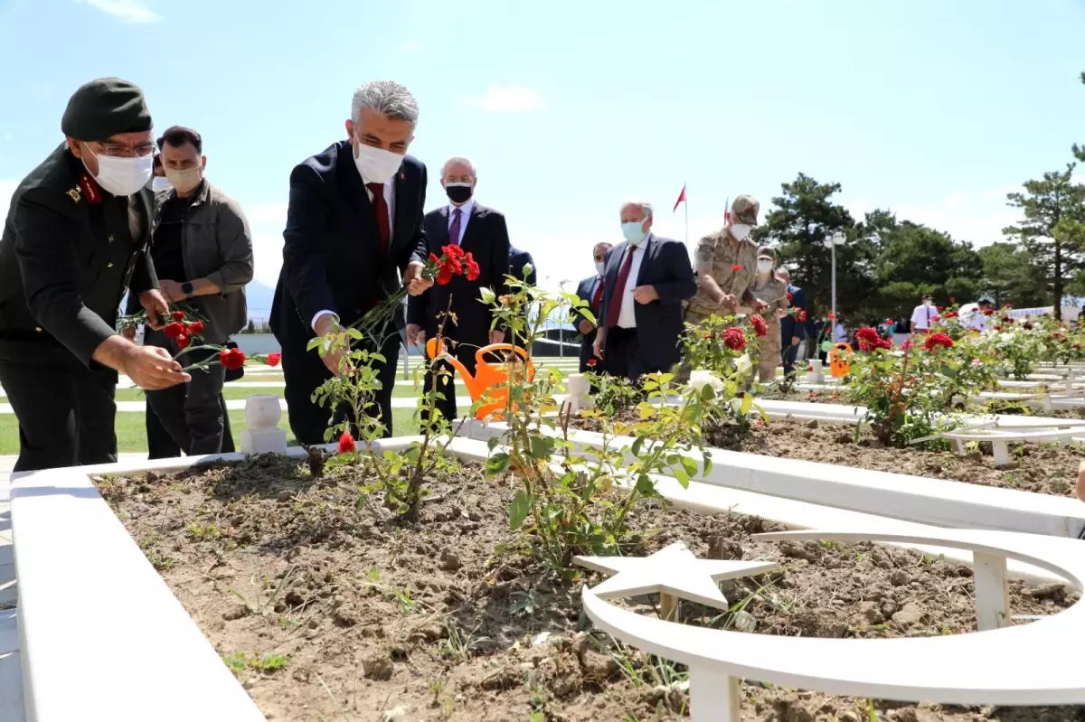 15 Temmuz Demokrasi ve Milli Birlik Günü'nde Garnizon Şehitliğinde Anma Programı Düzenlendi