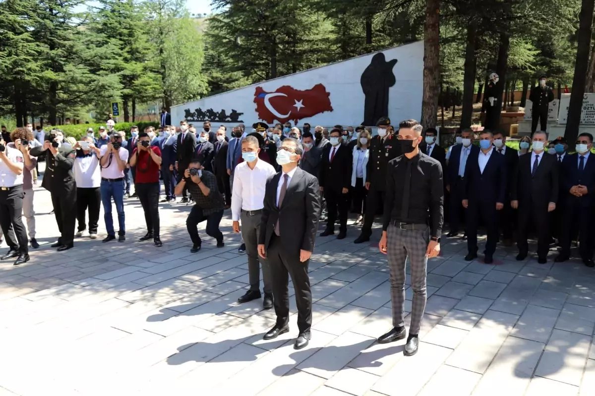 15 Temmuz Demokrasi ve Milli Birlik Günü Nedeniyle Şehitlikte Tören Düzenlendi