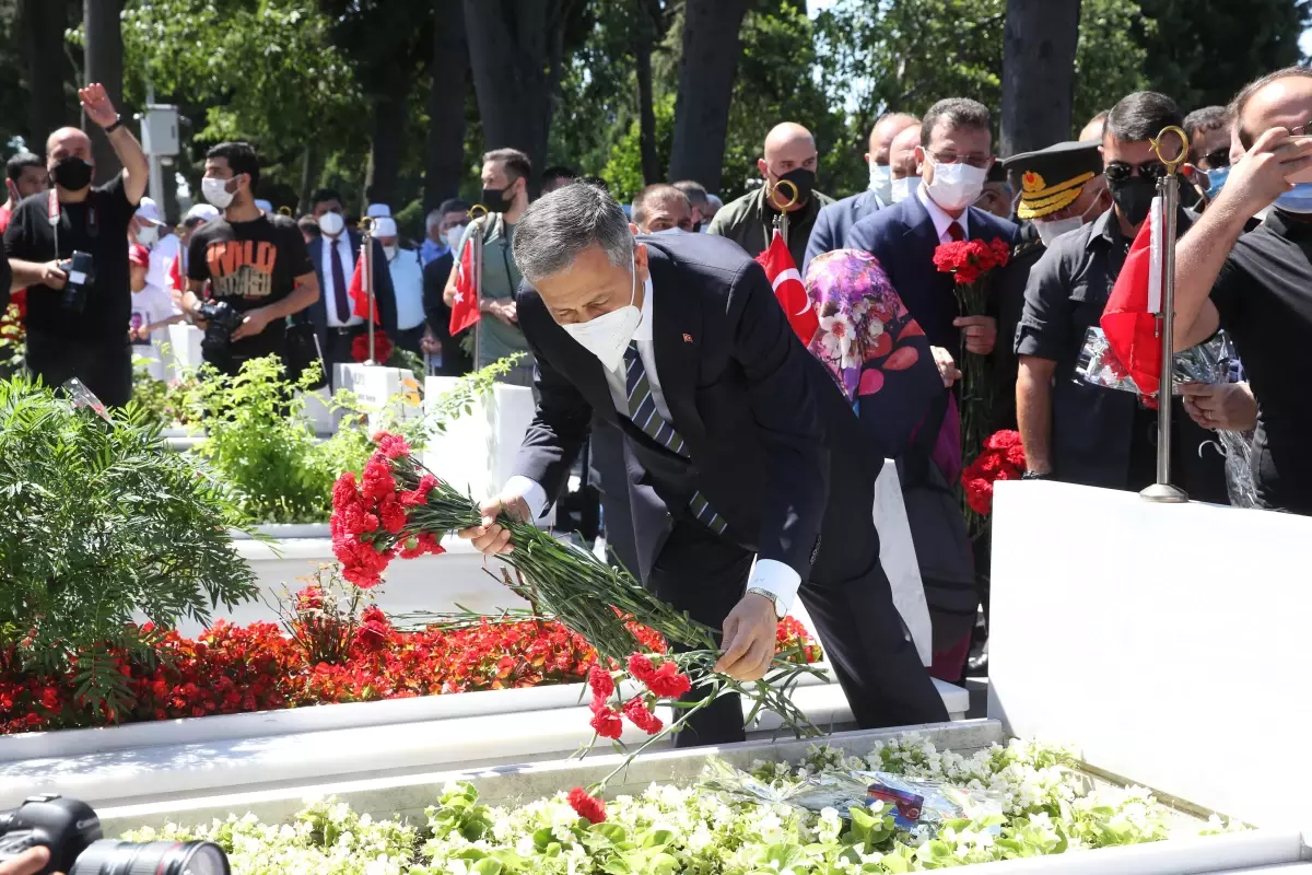 15 Temmuz şehitleri, Edirnekapı'daki kabirleri başında anıldı