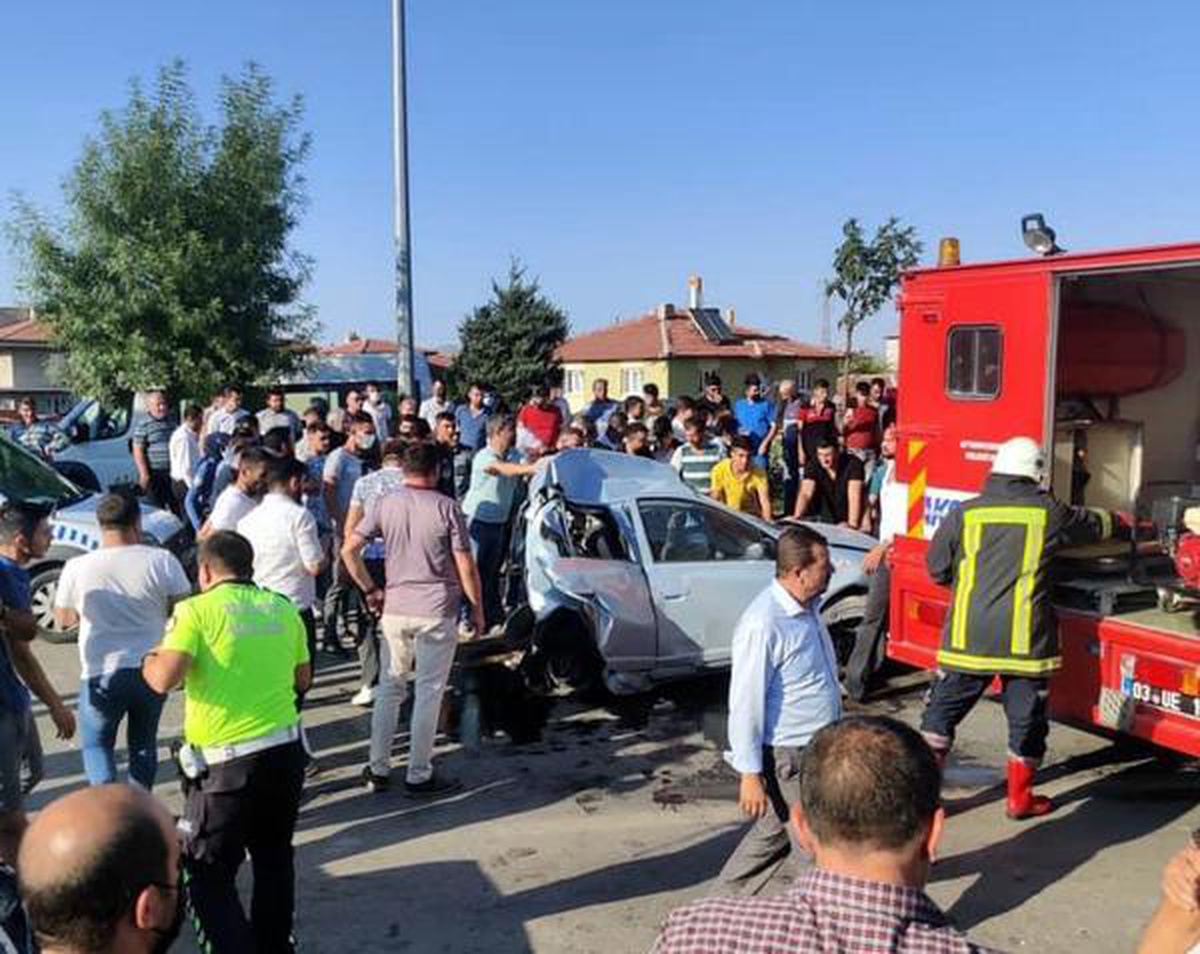 AFYONKARAHİSAR'DA ZİNCİRLEME KAZA 1 ÖLÜ, 4 YARALI