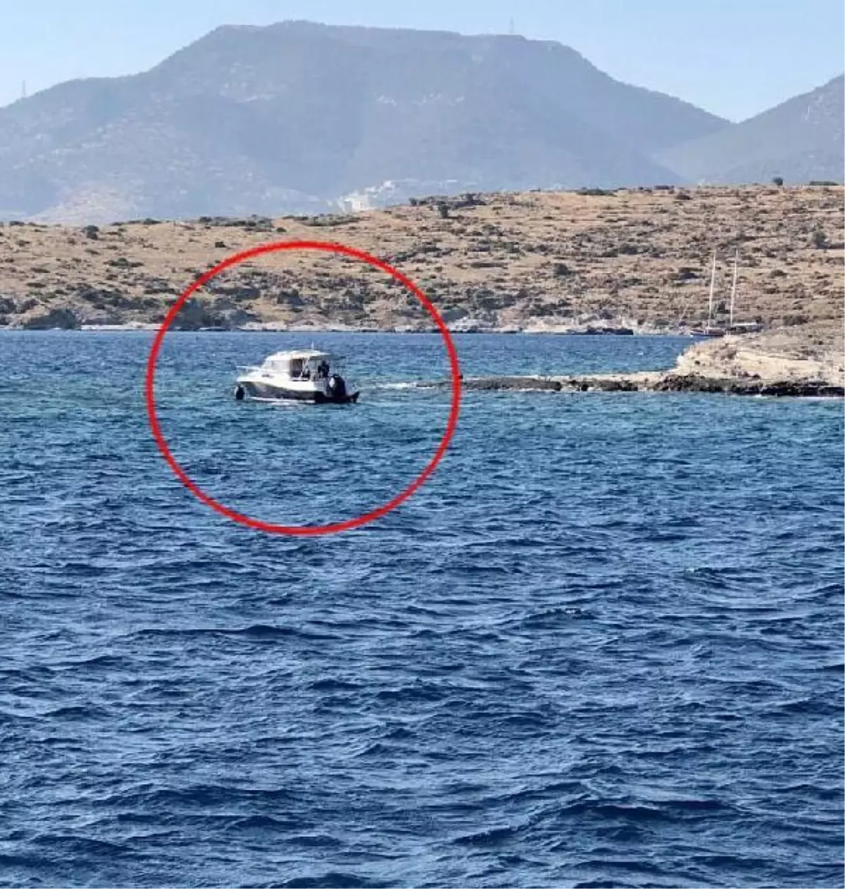 Akvaryum Koyu'nda kayalıklara oturan teknedeki 7 kişi kurtarıldı