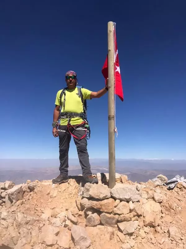 ALADAĞLAR'IN ZİRVESİNDE 7 TÜRK BAYRAĞI