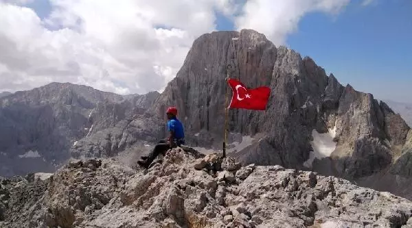 ALADAĞLAR'IN ZİRVESİNDE 7 TÜRK BAYRAĞI