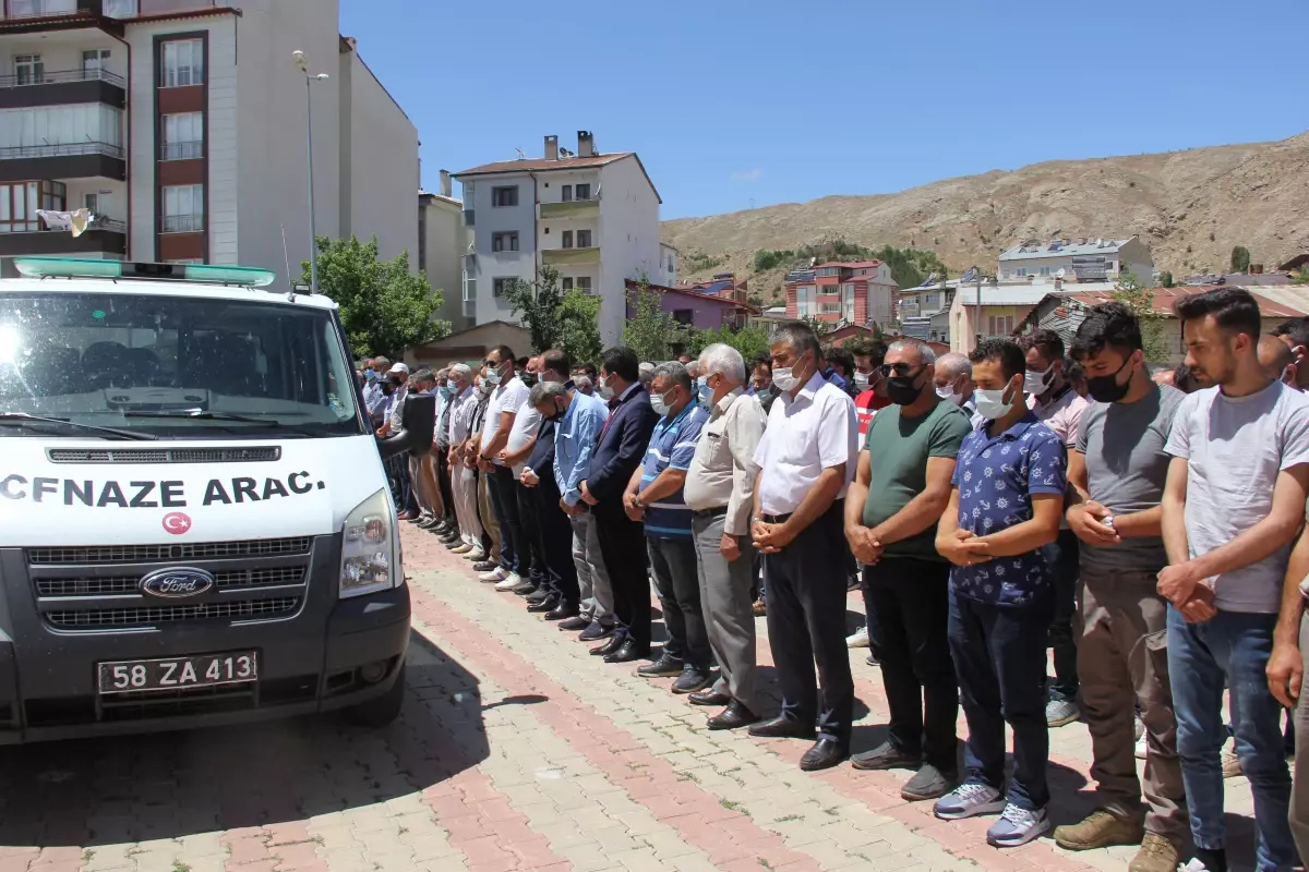 Son Dakika | Aliağa'da gemi geri dönüşüm bölgesindeki patlamada hayatını kaybeden işçinin cenazesi defnedildi