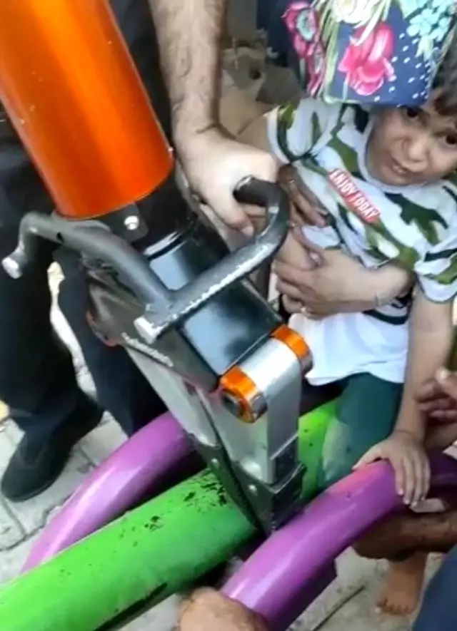 Şanlıurfa'da ayağı mazgala sıkışan genci itfaiye kurtardı