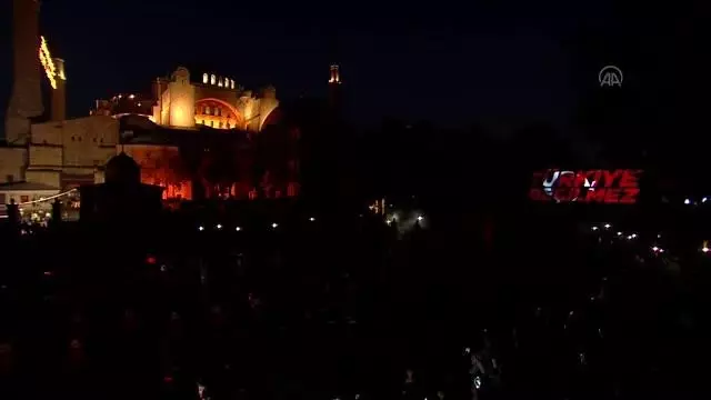 Son dakika gündem: Galata Kulesi ile Ayasofya-i Kebir Cami-i Şerifi 15 Temmuz'a özel görsellerle ışıklandırıldı