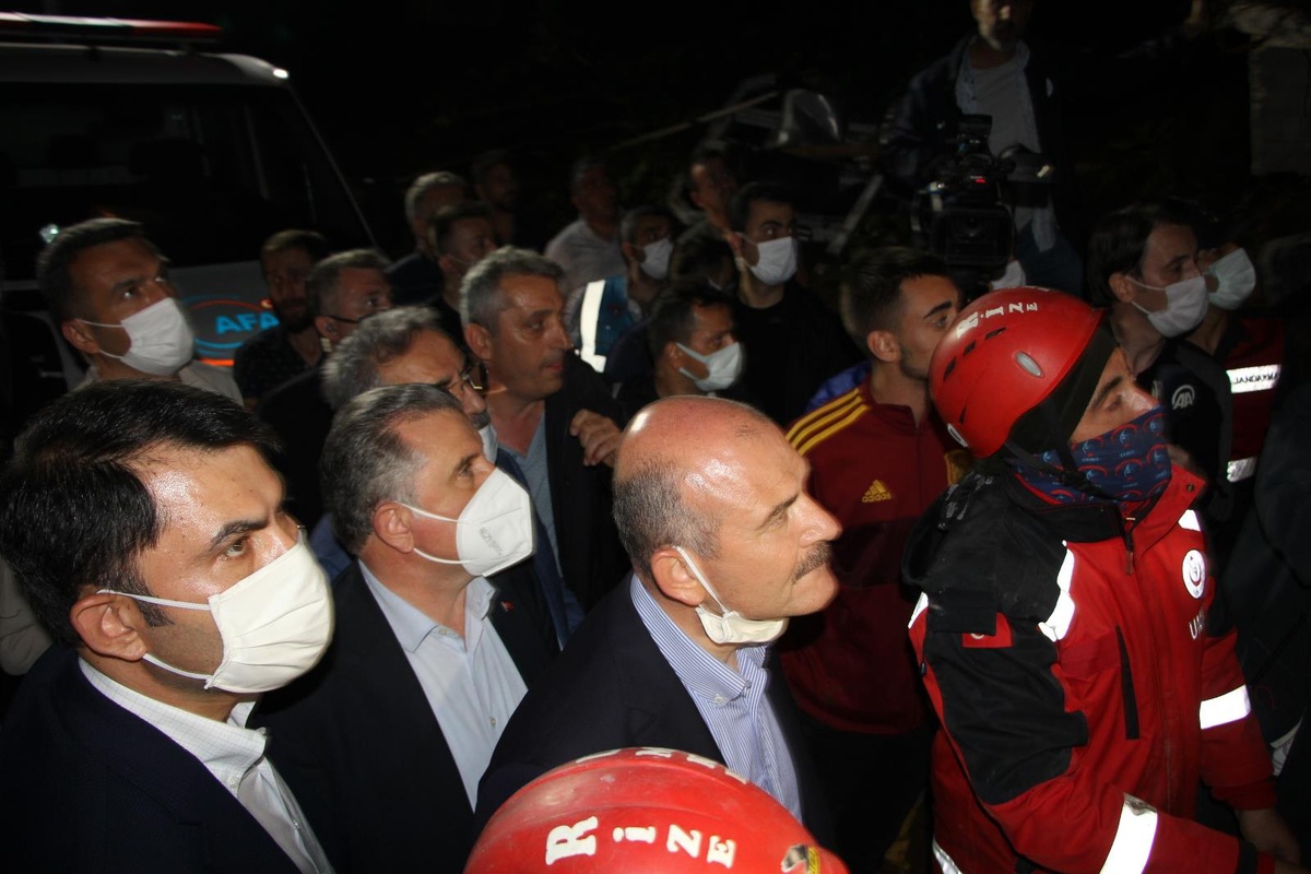 Son dakika haber! Bakan Soylu: '7 saatte metrekareye 220 kilogram düşecek şekilde bir yağmur yağdı'
