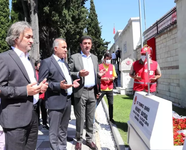 Son dakika: Başkan Dursun, 15 Temmuz şehitlerinin kabirlerini ziyaret ederek dua etti