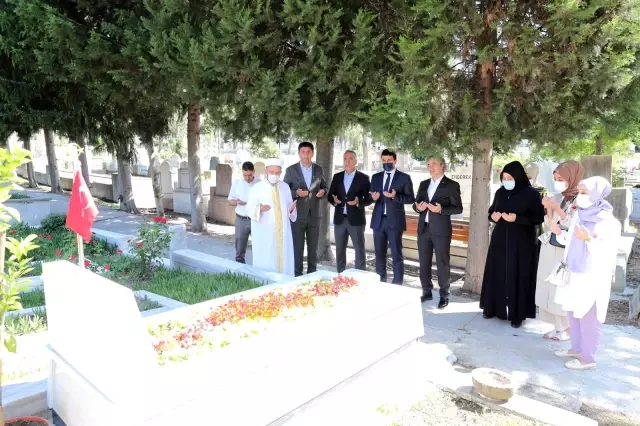 Son dakika: Başkan Dursun, 15 Temmuz şehitlerinin kabirlerini ziyaret ederek dua etti