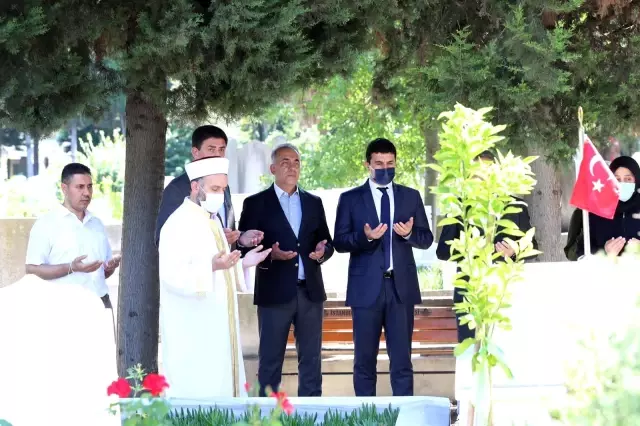 Son dakika: Başkan Dursun, 15 Temmuz şehitlerinin kabirlerini ziyaret ederek dua etti