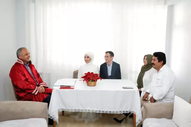 Başkan Üçok, genç çiftin nikahını evde kıydı 2 Başkan Üçok, genç çiftin nikahını evde kıydı