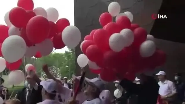 Berlin'de 15 Temmuz şehitlerinin adının yazılı olduğu balonlar gökyüzüne bırakıldı