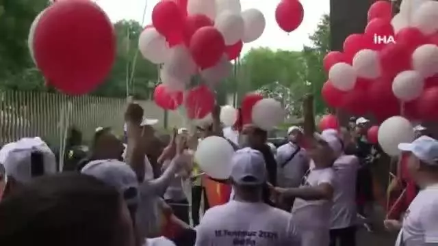 Berlin'de 15 Temmuz şehitlerinin adının yazılı olduğu balonlar gökyüzüne bırakıldı