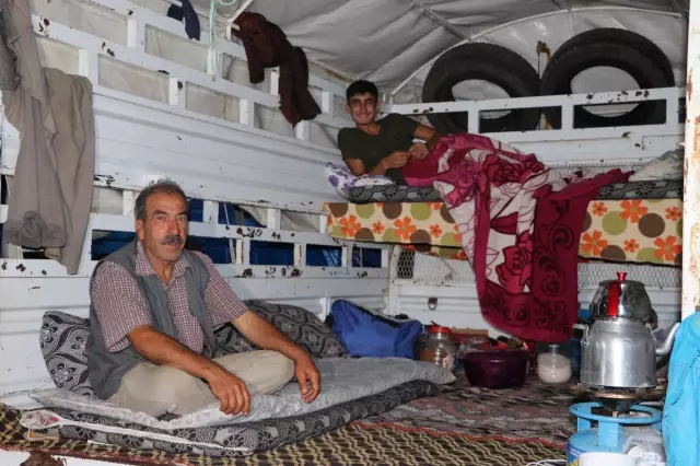 Besiciler ailelerinden uzaktaki zorlu kurban mesaisini bitirip eve dönmeyi bekliyor
