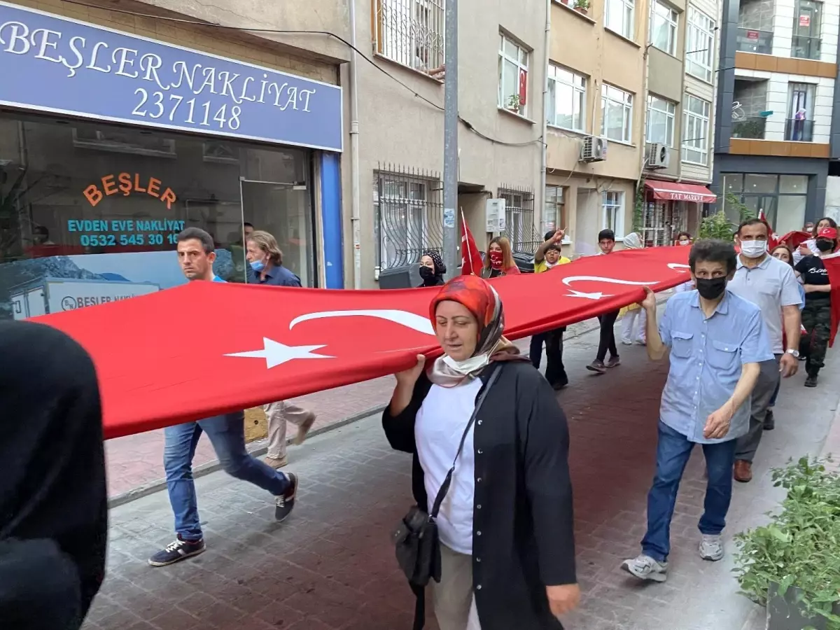 Beyoğlu'nda 250 metrelik bayrağın altında yaklaşık bin kişi yürüdü