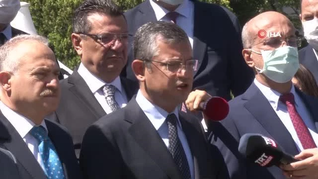 Son dakika haber... CHP'li milletvekilleri TBMM Şehitler Anıtı'na karanfil bıraktı