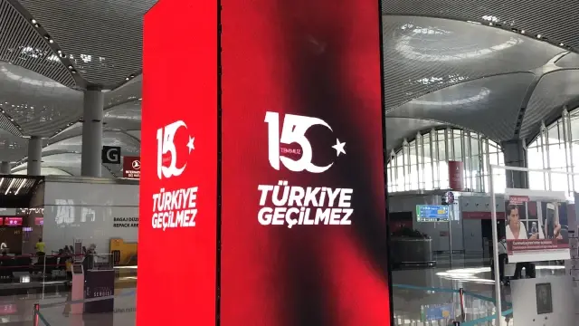 Darbe girişiminde milletin mücadelesi anlatıldığı İstanbul Havalimanı'ndaki led kulelere yolcular ilgi gösterdi