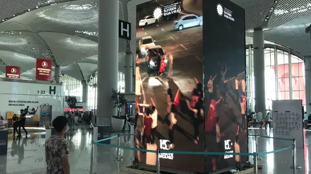 Darbe girişiminde milletin mücadelesi anlatıldığı İstanbul Havalimanı'ndaki led kulelere yolcular ilgi gösterdi