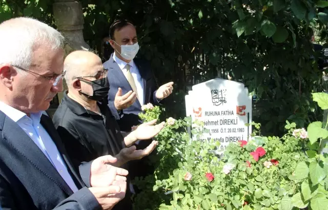 Darbeye karşı canlarını siper eden şehitlerinin mezarına gül bırakıldı