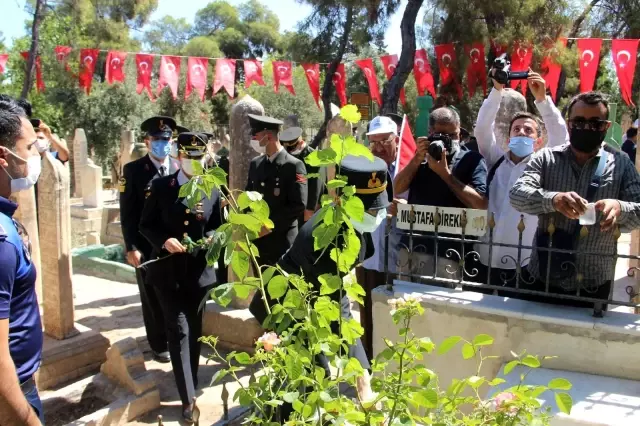 Darbeye karşı canlarını siper eden şehitlerinin mezarına gül bırakıldı