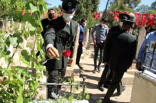 Darbeye karşı canlarını siper eden şehitlerinin mezarına gül bırakıldı