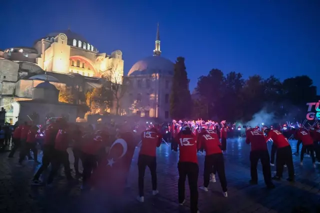 Son dakika gündem: Galata Kulesi ile Ayasofya-i Kebir Cami-i Şerifi 15 Temmuz'a özel görsellerle ışıklandırıldı