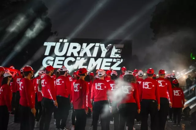 Son dakika gündem: Galata Kulesi ile Ayasofya-i Kebir Cami-i Şerifi 15 Temmuz'a özel görsellerle ışıklandırıldı