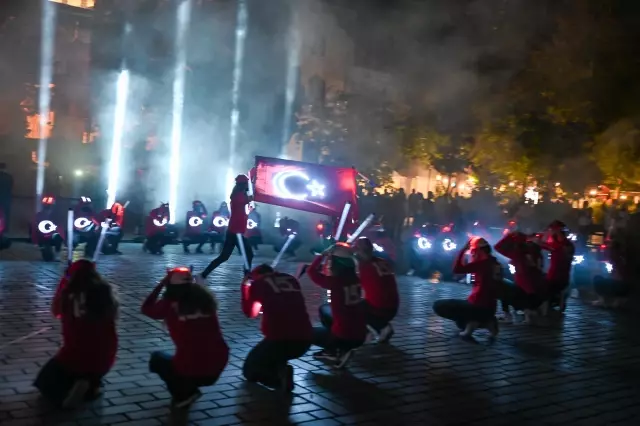 Son dakika gündem: Galata Kulesi ile Ayasofya-i Kebir Cami-i Şerifi 15 Temmuz'a özel görsellerle ışıklandırıldı