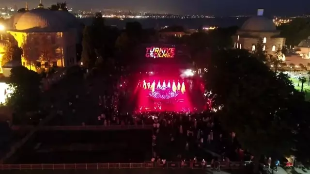 Son dakika gündem: Galata Kulesi ile Ayasofya-i Kebir Cami-i Şerifi 15 Temmuz'a özel görsellerle ışıklandırıldı