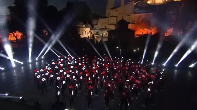 Son dakika gündem: Galata Kulesi ile Ayasofya-i Kebir Cami-i Şerifi 15 Temmuz'a özel görsellerle ışıklandırıldı