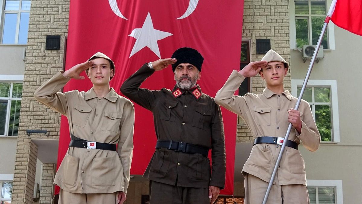 Gazi torunundan 251 şehit ansına nöbet
