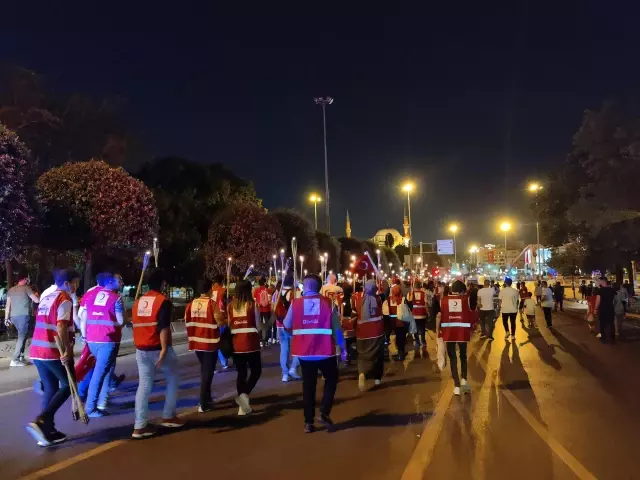 Genç Kızılay İstanbul'dan 15 Temmuz Meşale Yürüyüşü