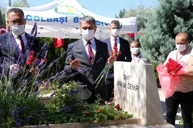 Kano ve yelken grubu Mogan Gölü'nde 15 Temmuz şehitlerini selamladı