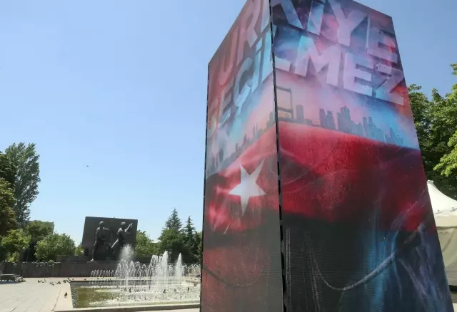 Cumhurbaşkanlığı İletişim Başkanlığı tarafından İstanbul ve Ankara'da çeşitli noktalara kurulan led kulelerde, 15 Temmuz darbe girişimine karşı...
