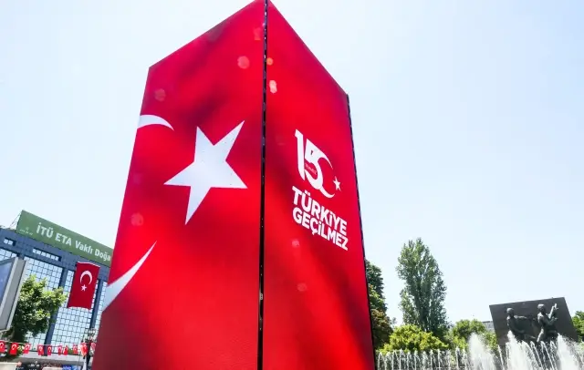Cumhurbaşkanlığı İletişim Başkanlığı tarafından İstanbul ve Ankara'da çeşitli noktalara kurulan led kulelerde, 15 Temmuz darbe girişimine karşı...